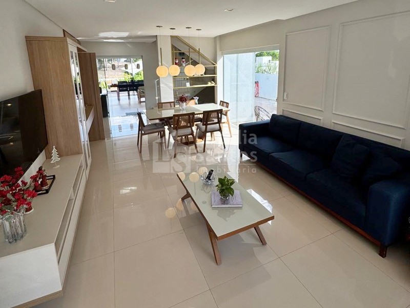 Casa à venda com 4 quartos, 680m² - Foto 1