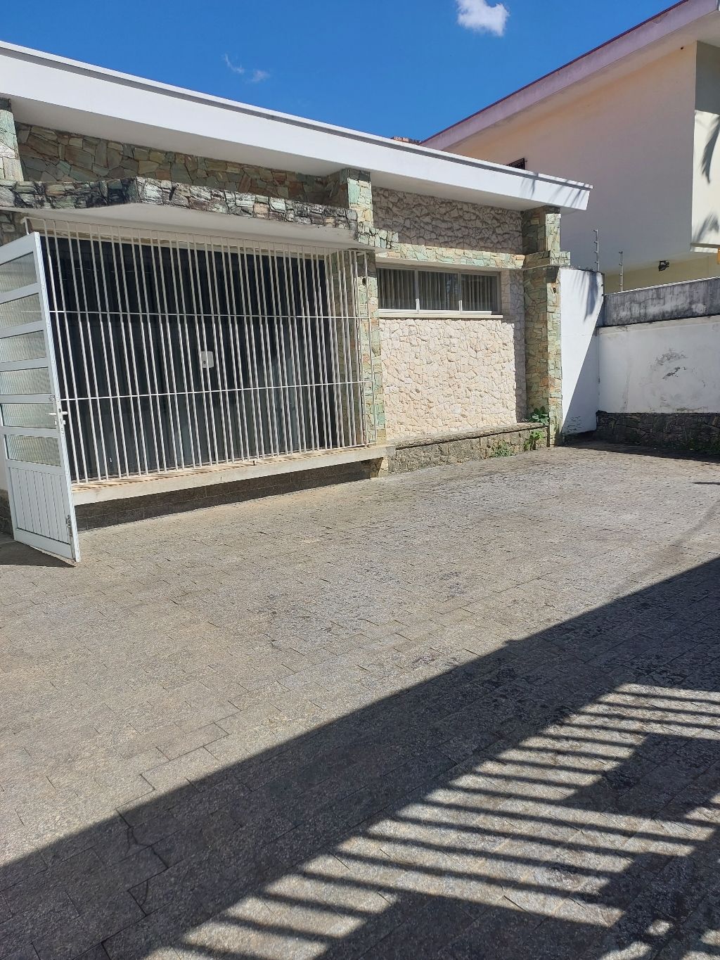 Casa à venda e aluguel com 3 quartos, 200m² - Foto 1