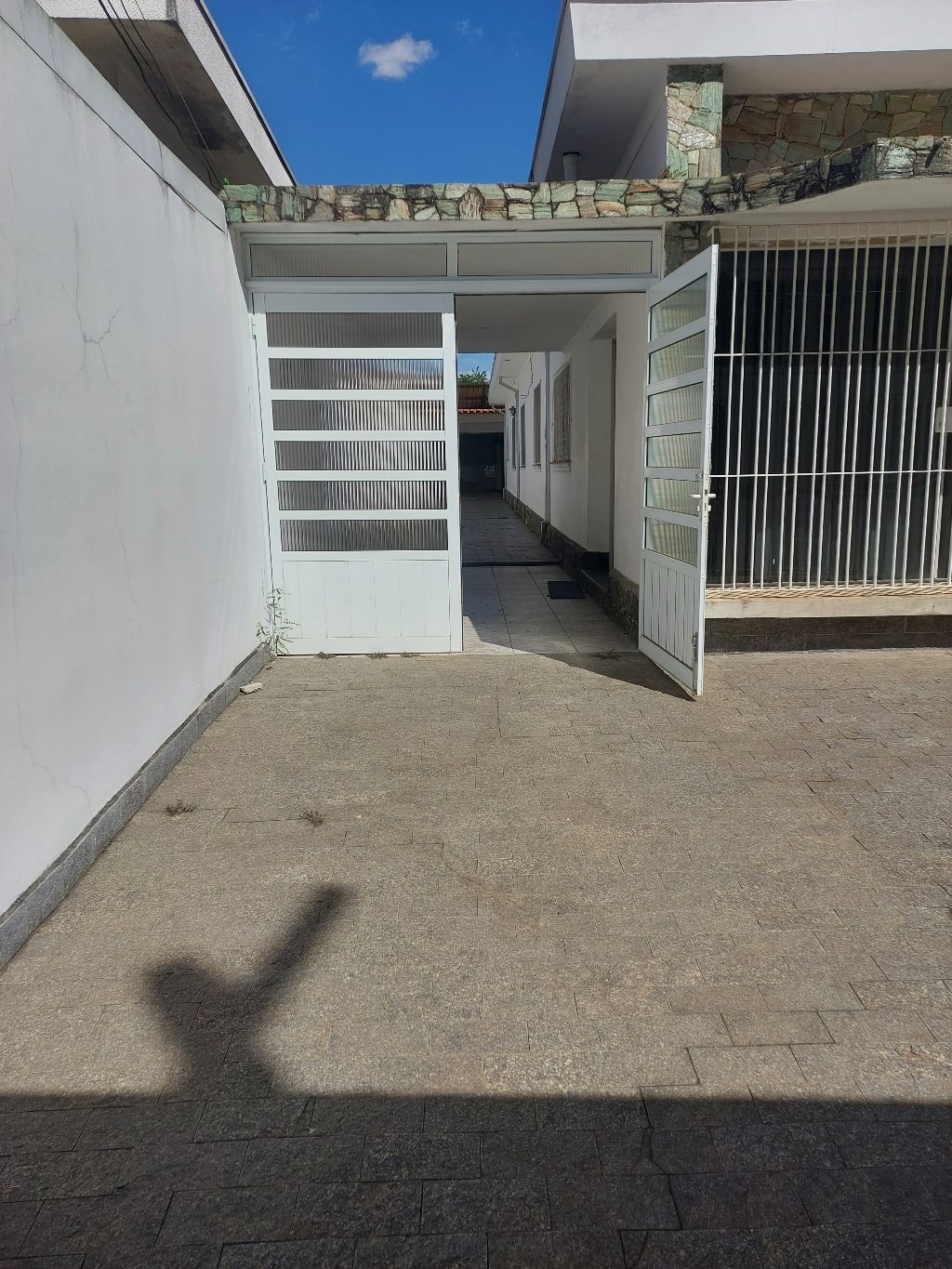 Casa à venda e aluguel com 3 quartos, 200m² - Foto 3