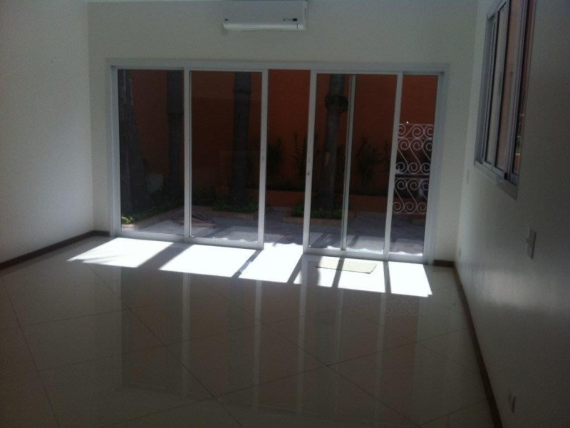 Casa para alugar com 4 quartos, 680m² - Foto 11