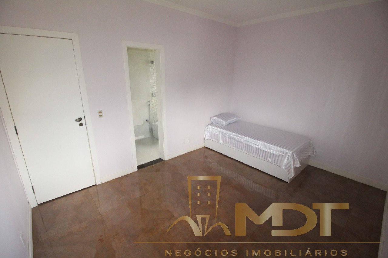 Casa à venda com 5 quartos, 220m² - Foto 17