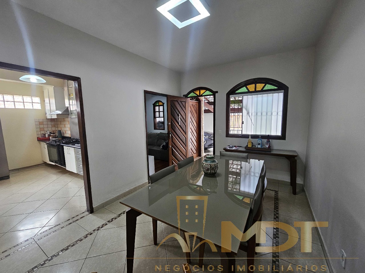 Casa à venda com 4 quartos, 145m² - Foto 1