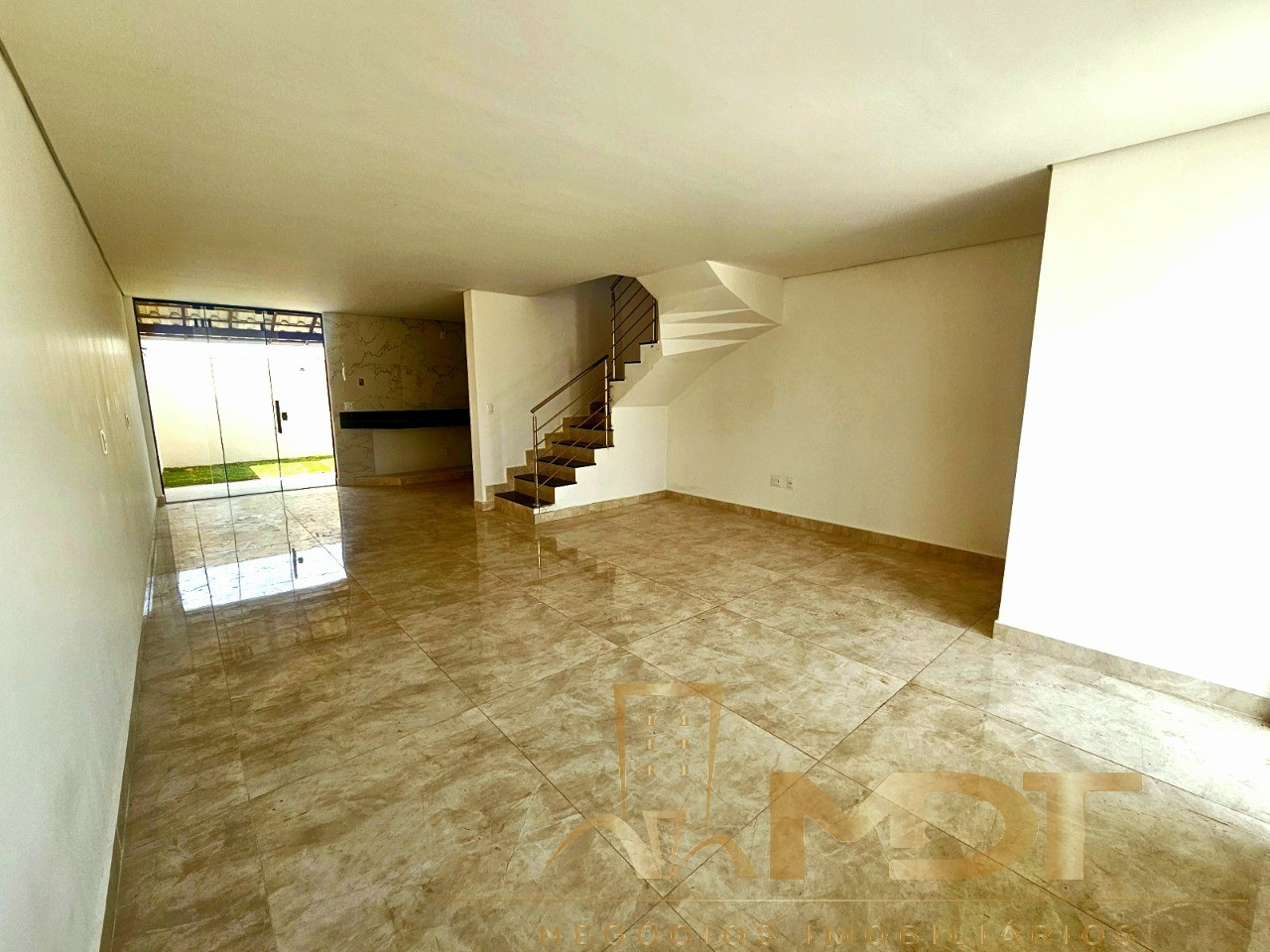 Casa à venda com 3 quartos, 120m² - Foto 2