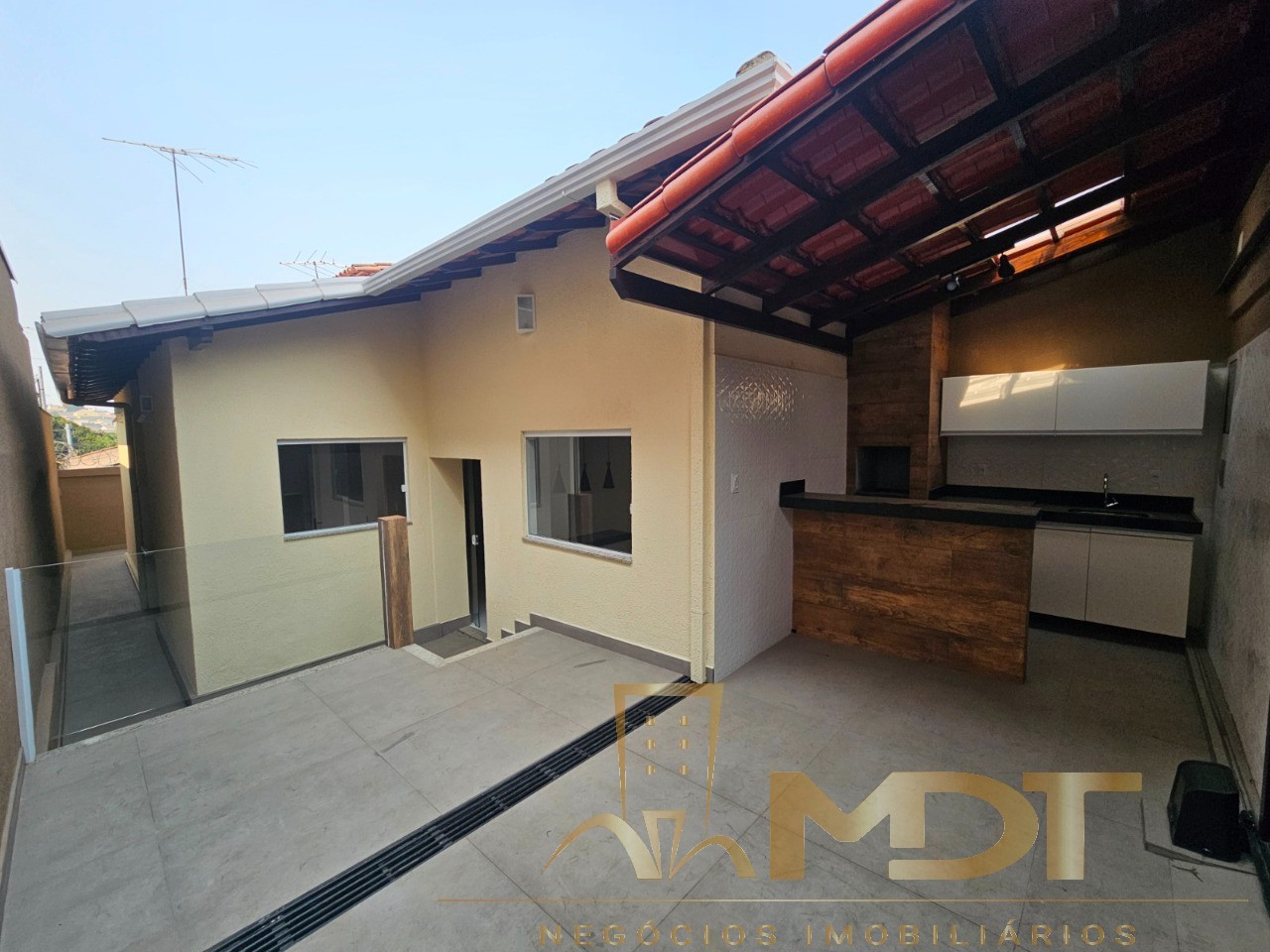 Casa à venda com 3 quartos, 105m² - Foto 1