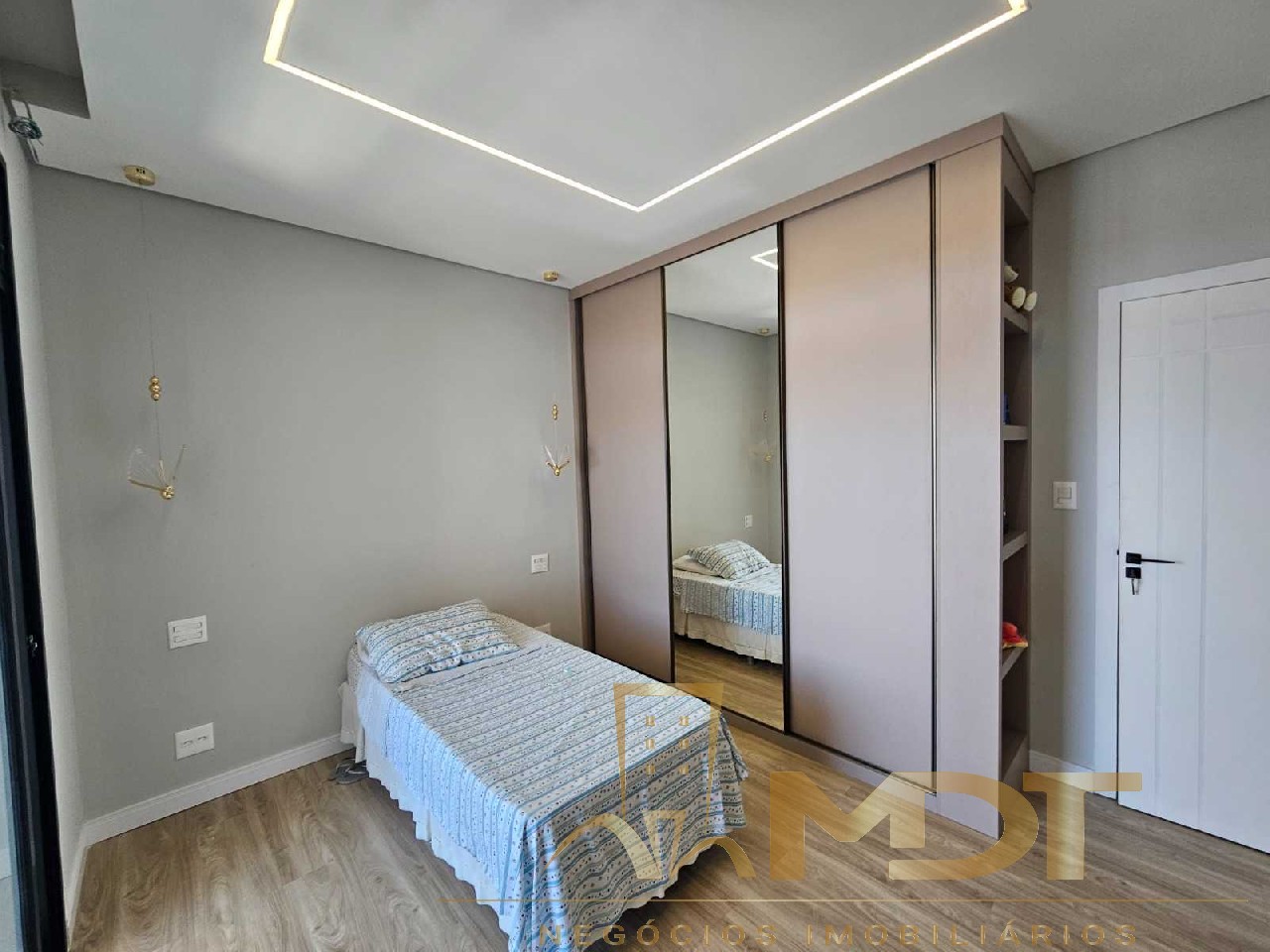 Casa à venda com 5 quartos, 310m² - Foto 11