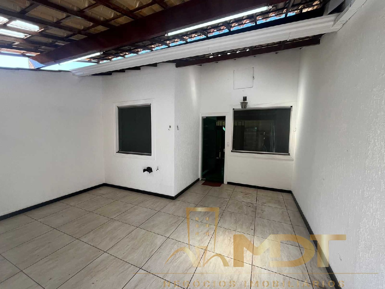 Casa à venda com 2 quartos, 71m² - Foto 1