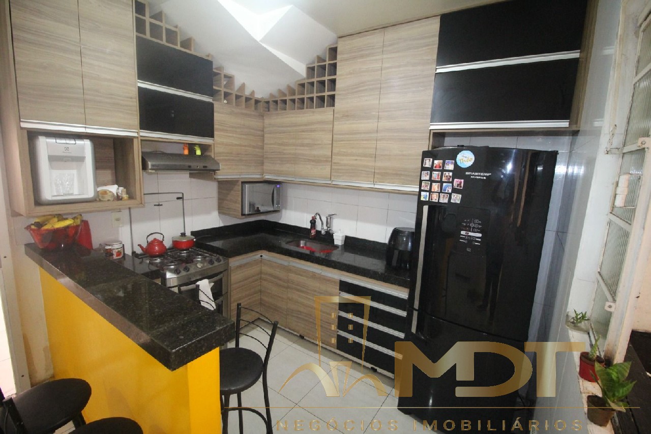 Casa à venda com 3 quartos, 91m² - Foto 1