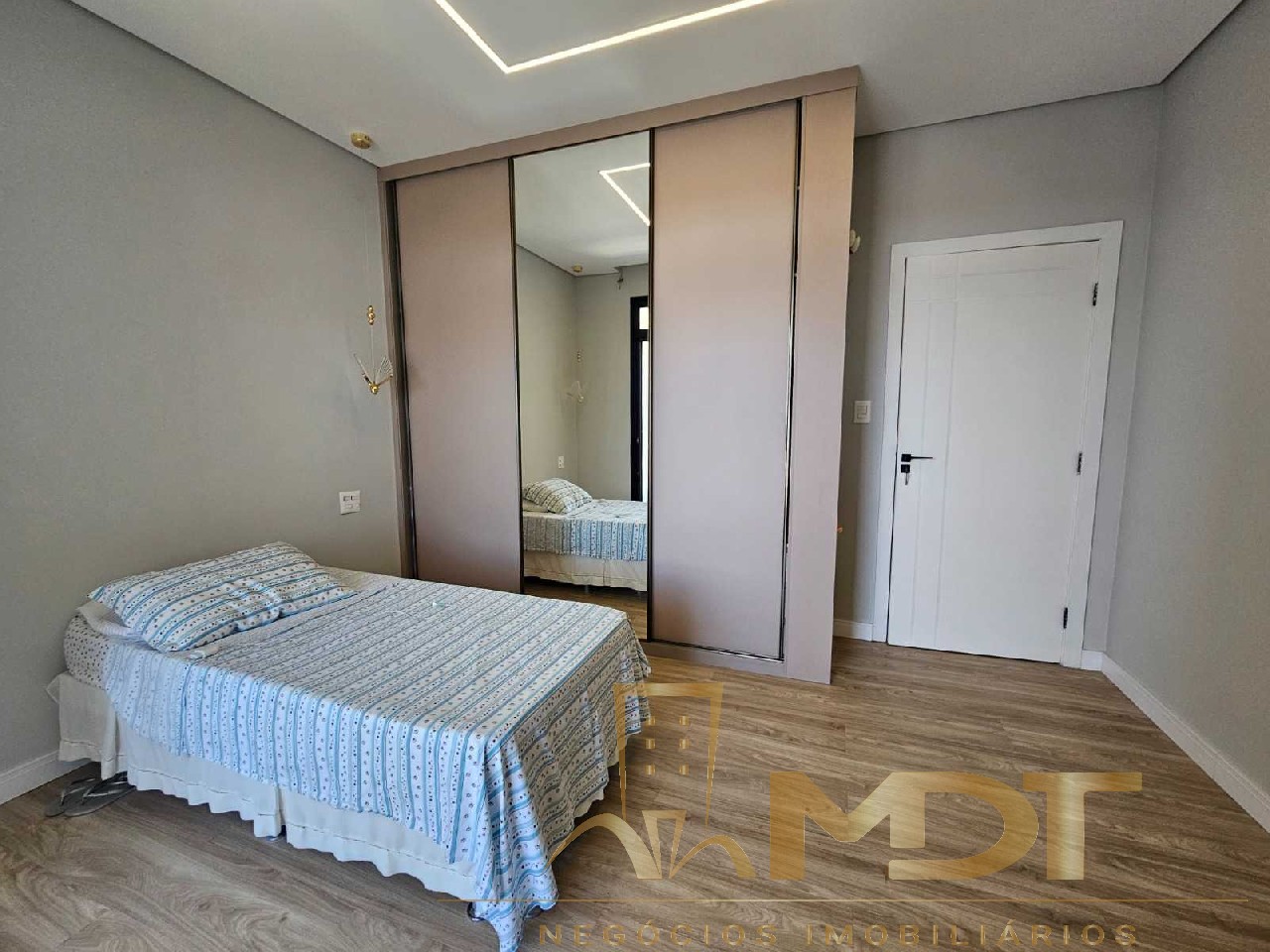 Casa à venda com 5 quartos, 310m² - Foto 2