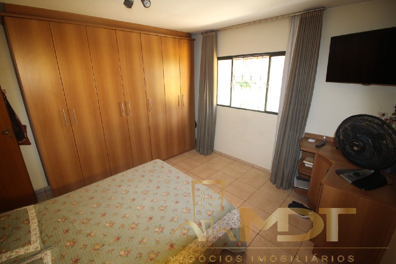 Casa à venda com 3 quartos, 200m² - Foto 2