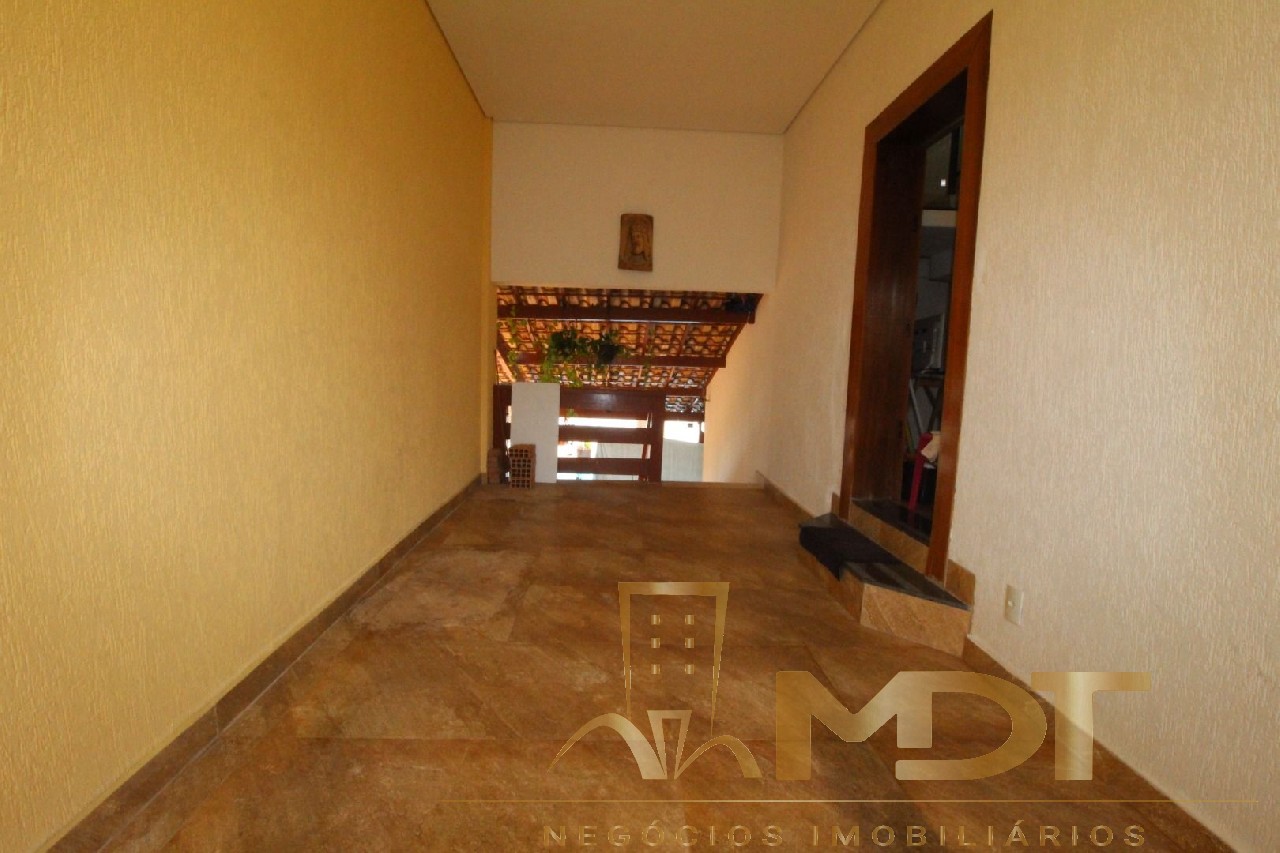 Casa à venda com 5 quartos, 220m² - Foto 8