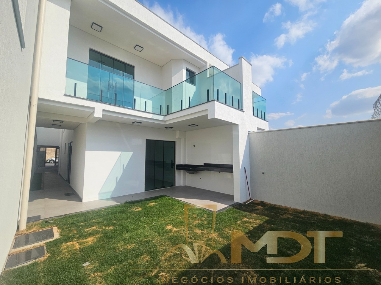 Casa à venda com 4 quartos, 209m² - Foto 2