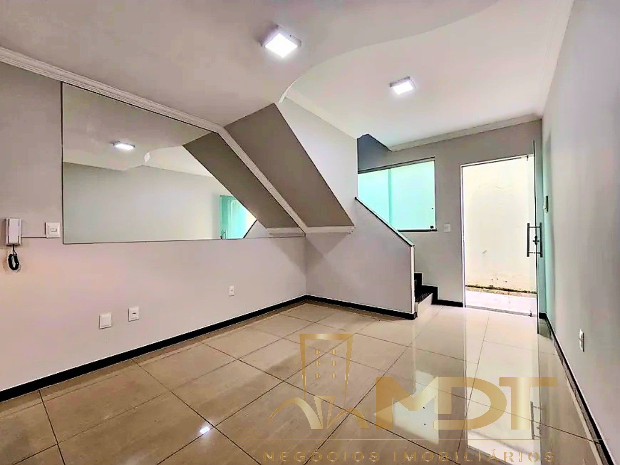 Casa à venda com 2 quartos, 75m² - Foto 1