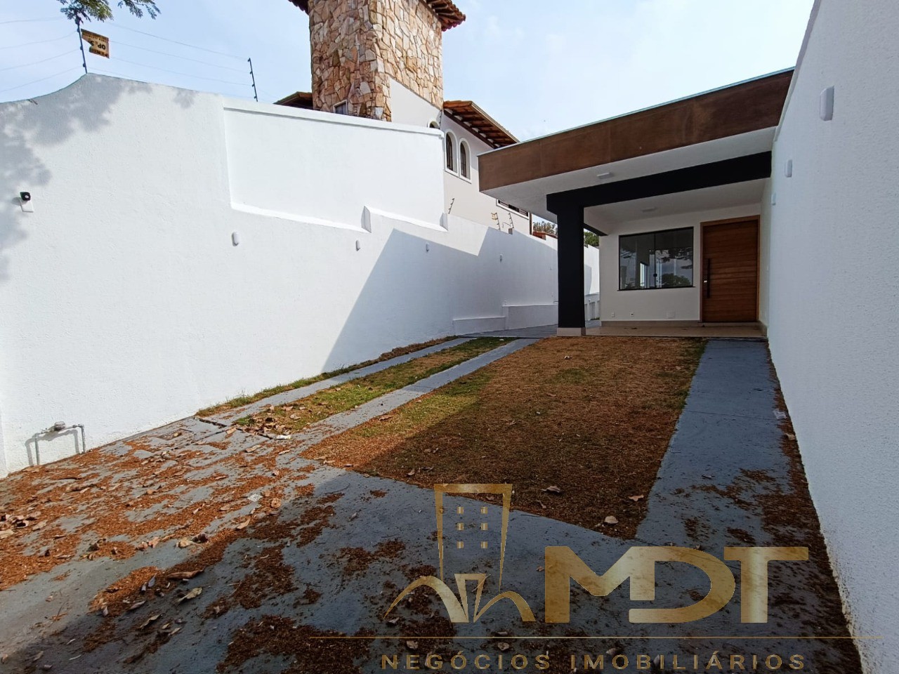 Casa à venda com 3 quartos, 100m² - Foto 1