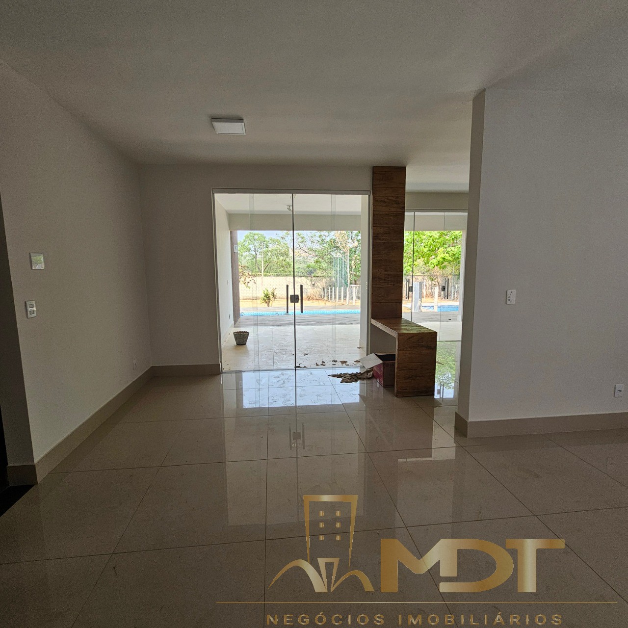 Casa à venda com 4 quartos, 250m² - Foto 2