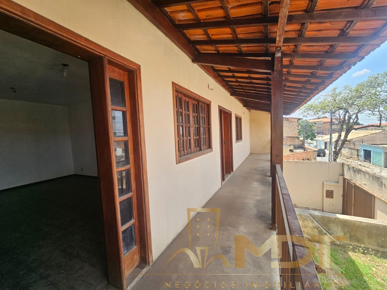 Casa à venda com 4 quartos, 232m² - Foto 1