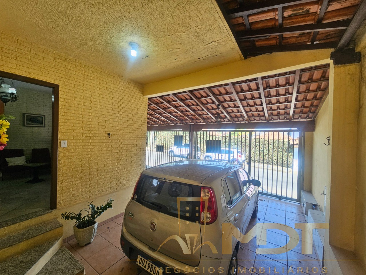 Casa à venda com 4 quartos, 260m² - Foto 2