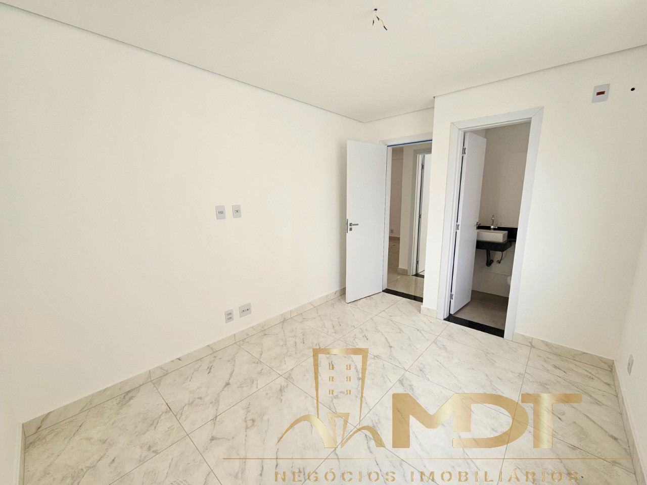 Apartamento à venda com 3 quartos, 80m² - Foto 2