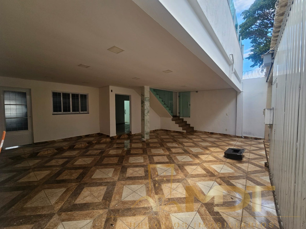 Casa à venda com 4 quartos, 200m² - Foto 2