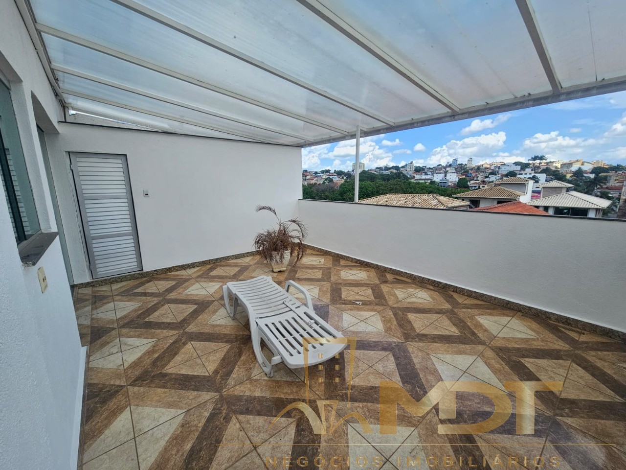 Casa à venda com 4 quartos, 200m² - Foto 1