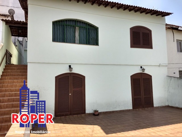 Casa à venda com 3 quartos, 236m² - Foto 1