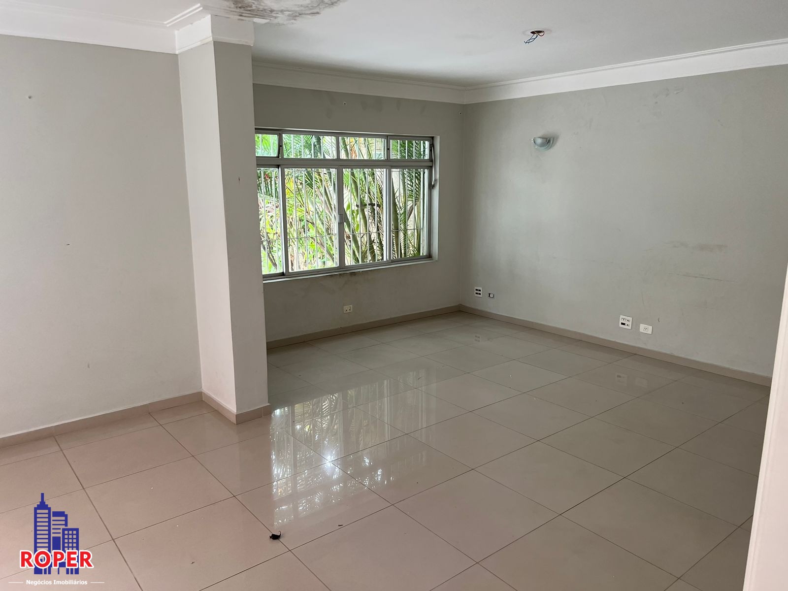 Casa à venda com 4 quartos, 205m² - Foto 1