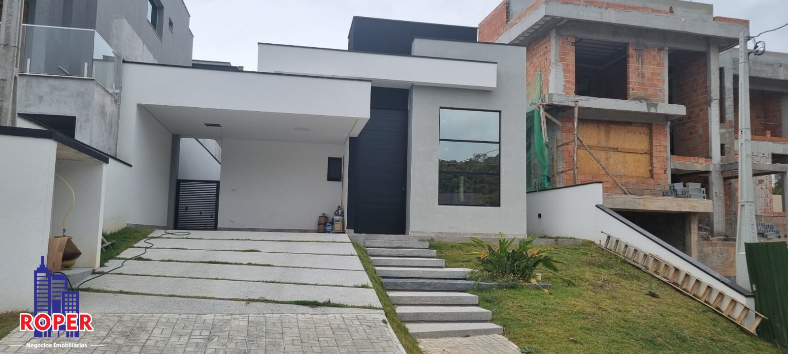 Casa à venda com 3 quartos, 321m² - Foto 1