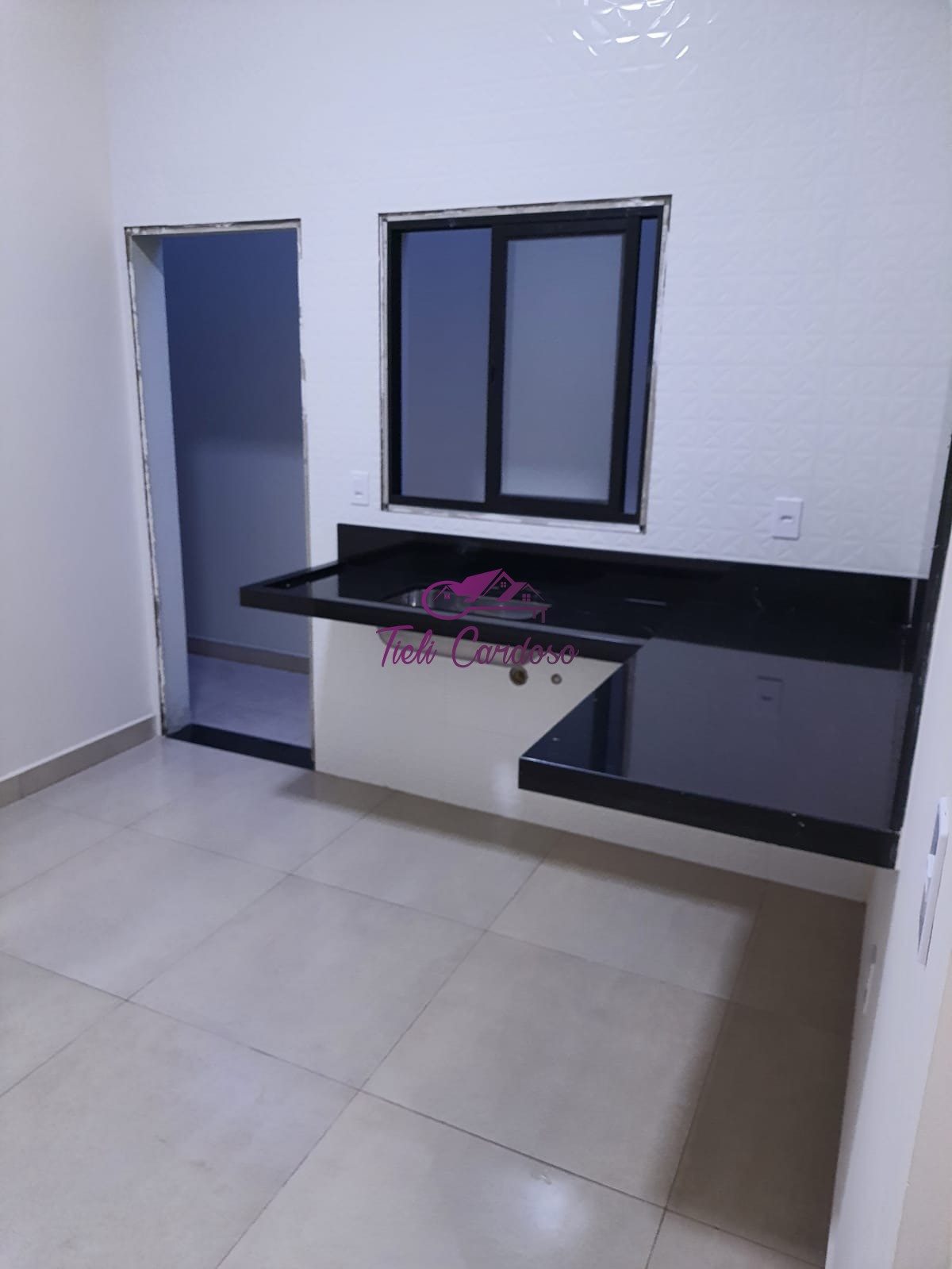 Casa à venda com 3 quartos, 74m² - Foto 1