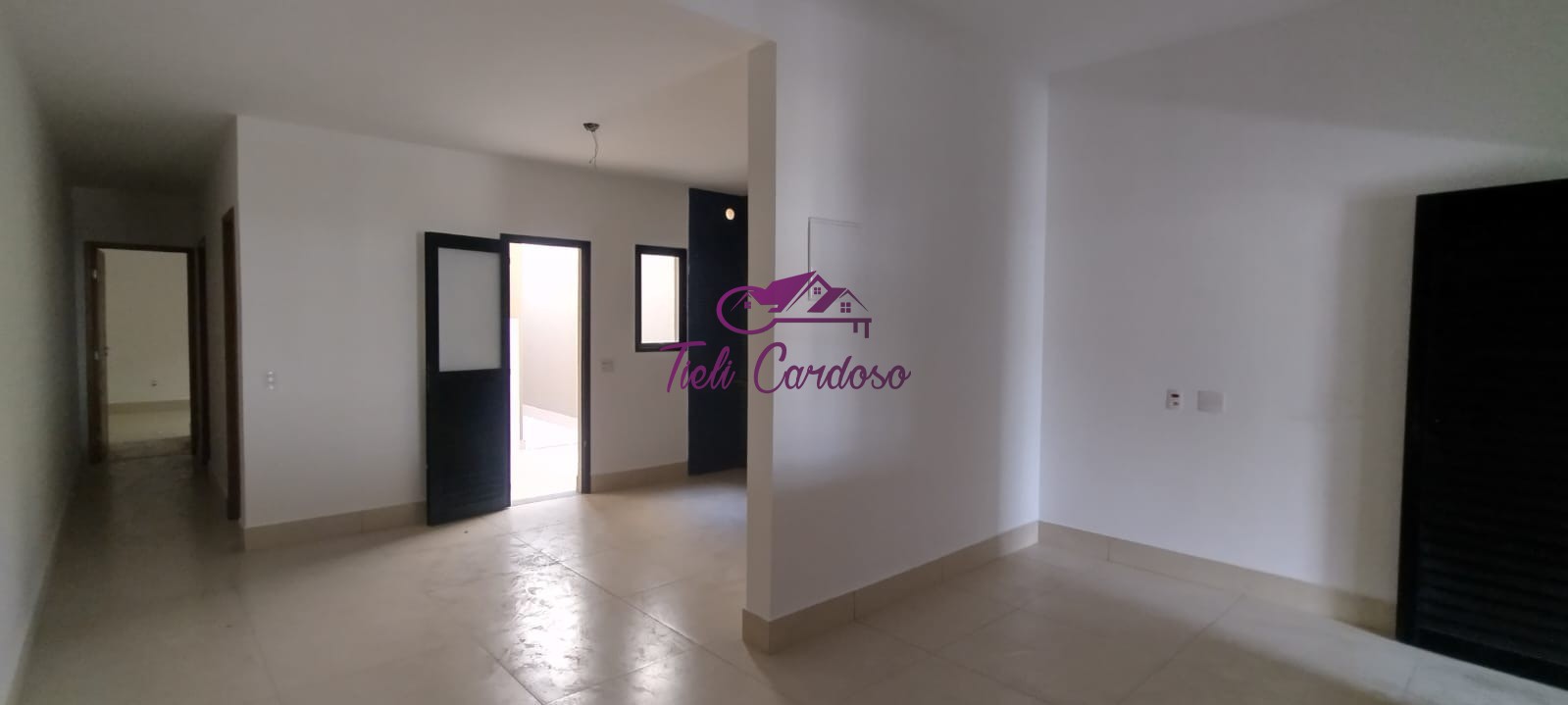 Casa à venda com 2 quartos, 100m² - Foto 1