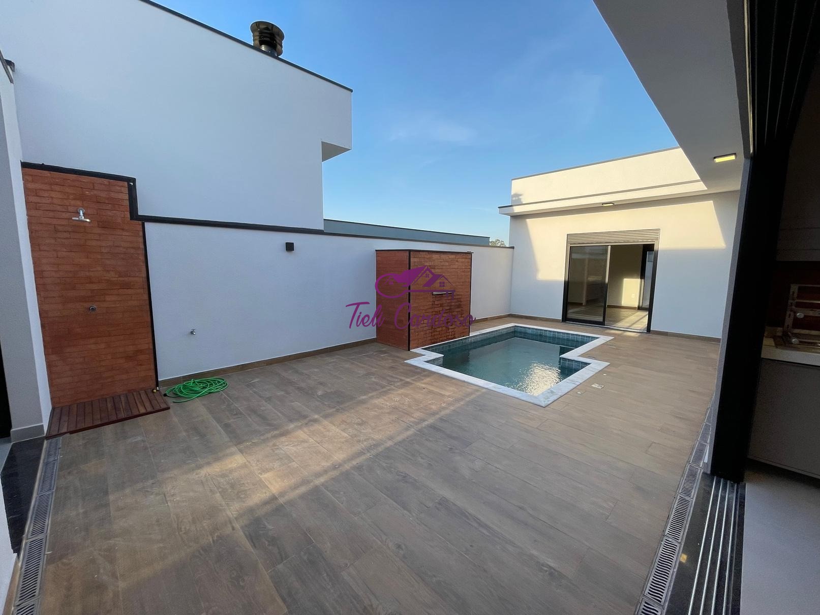 Casa à venda com 3 quartos, 300m² - Foto 1