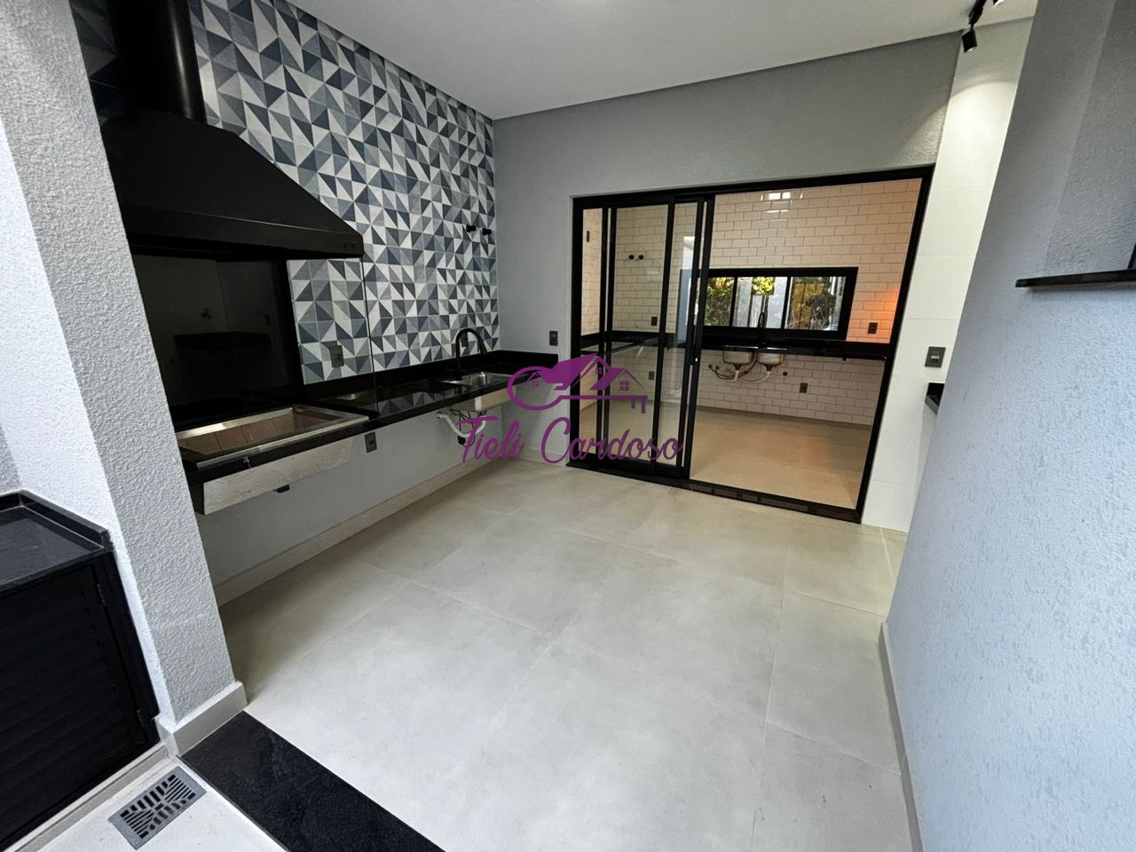 Casa à venda com 3 quartos, 200m² - Foto 2