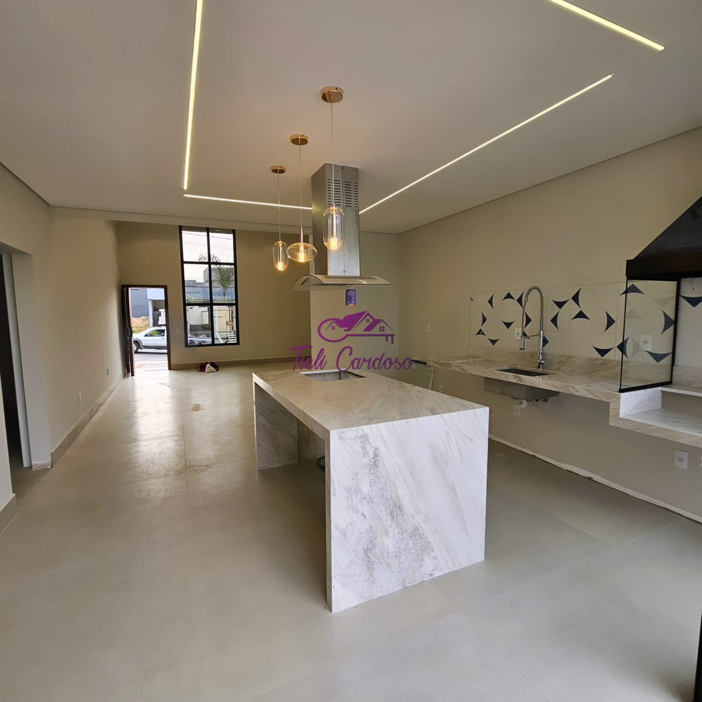 Casa à venda com 3 quartos, 300m² - Foto 1