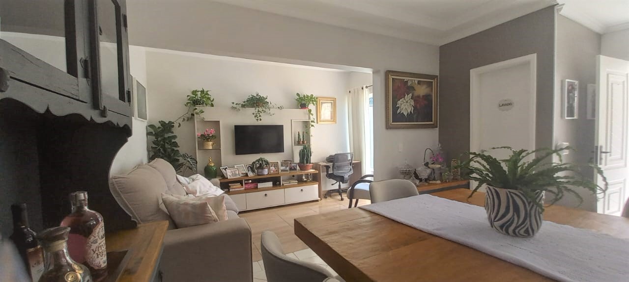 Casa à venda com 3 quartos, 147m² - Foto 1