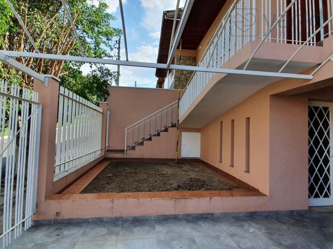 Casa à venda com 3 quartos, 250m² - Foto 1