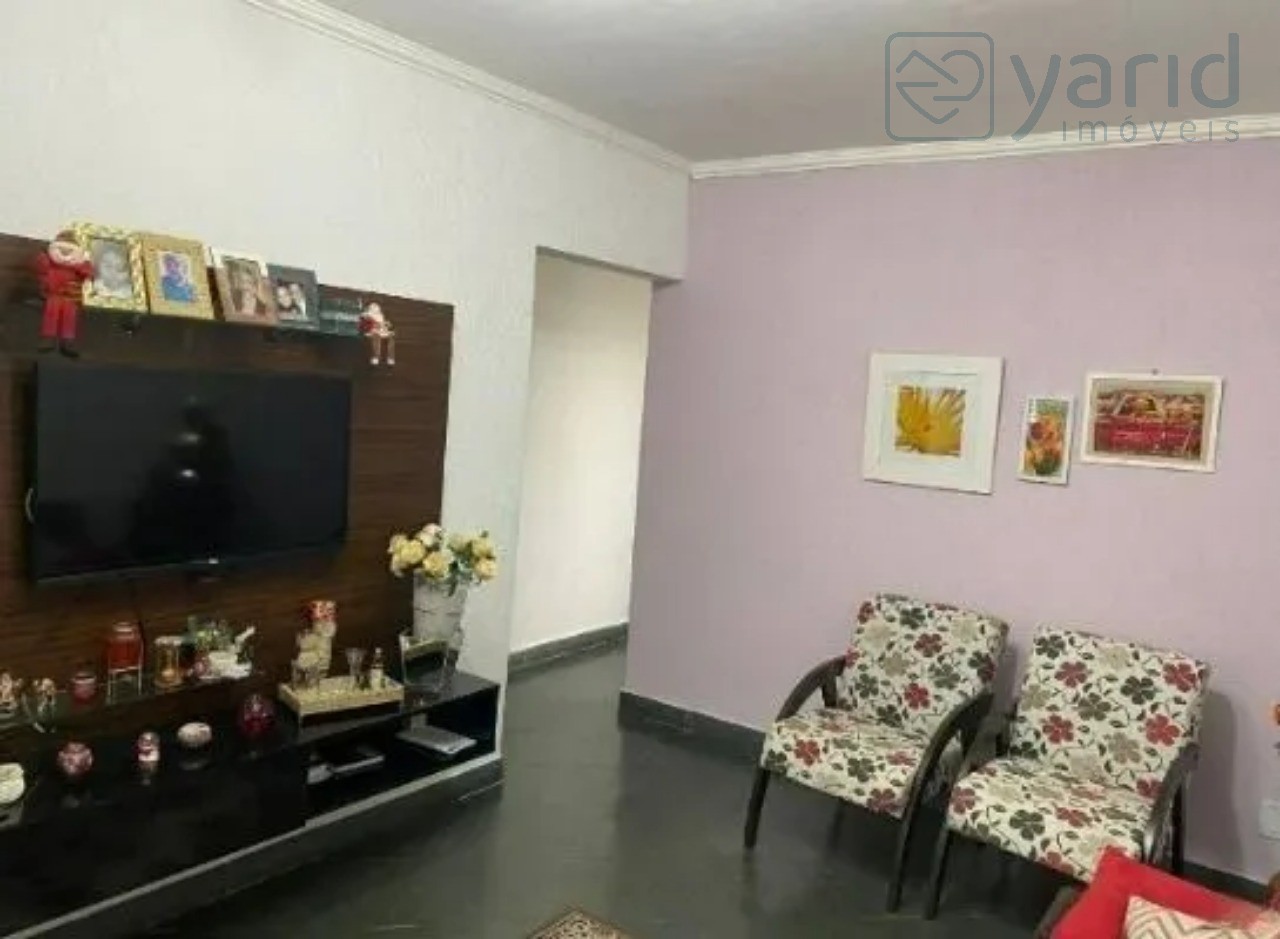 Casa à venda com 4 quartos, 217m² - Foto 1