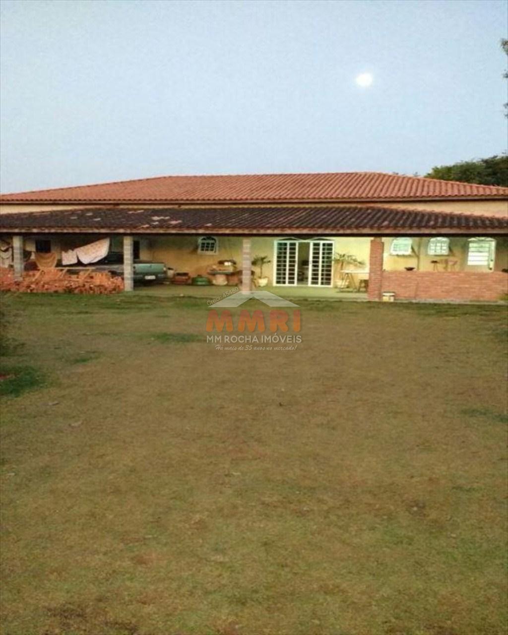 Chácara à venda com 2 quartos, 1090m² - Foto 1