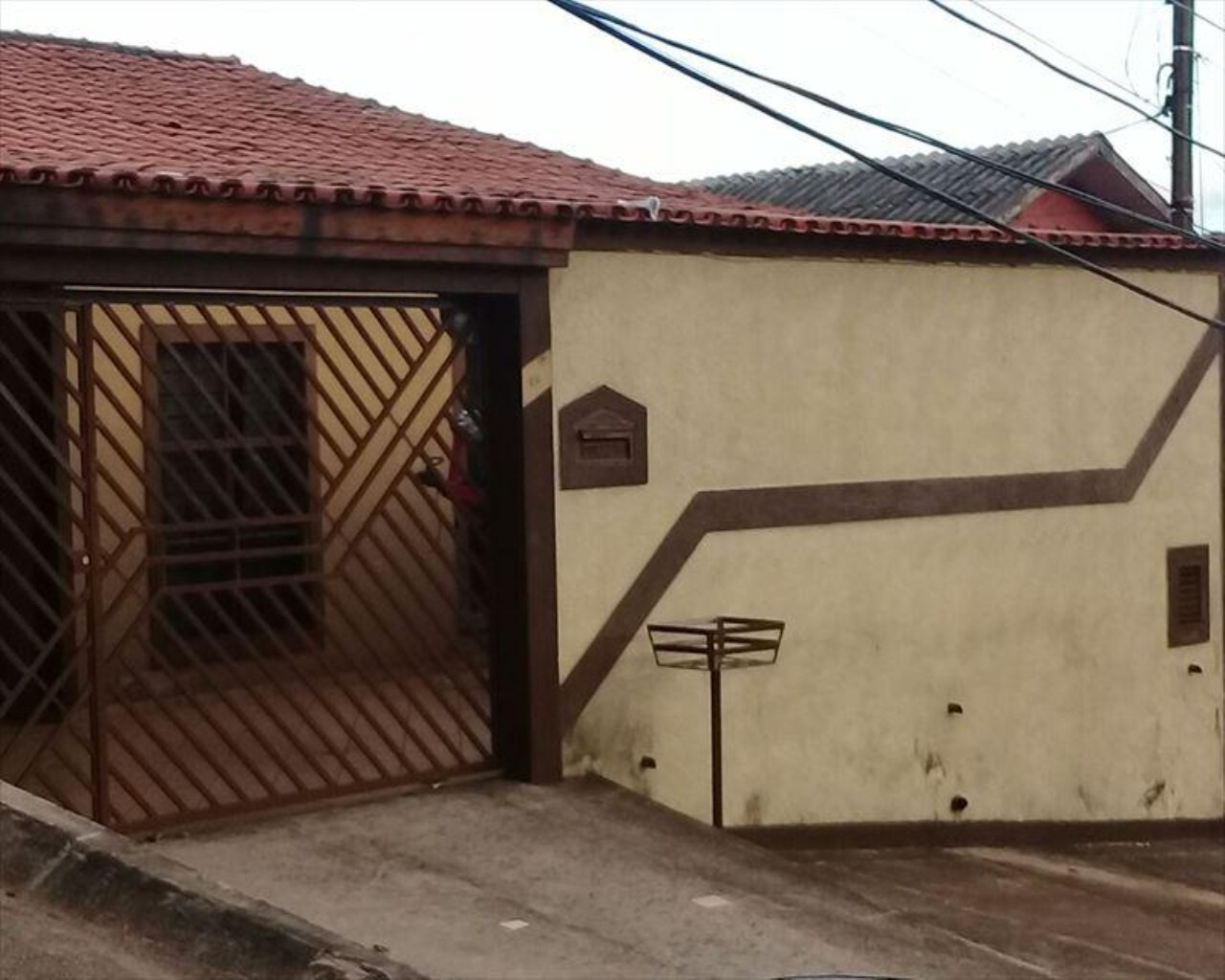 Sobrado à venda com 6 quartos, 200m² - Foto 1