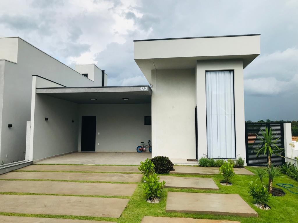 Casa à venda com 3 quartos, 217m² - Foto 1