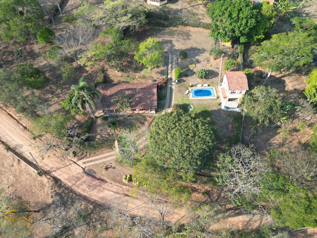 Casa à venda com 3 quartos, 1970m² - Foto 1