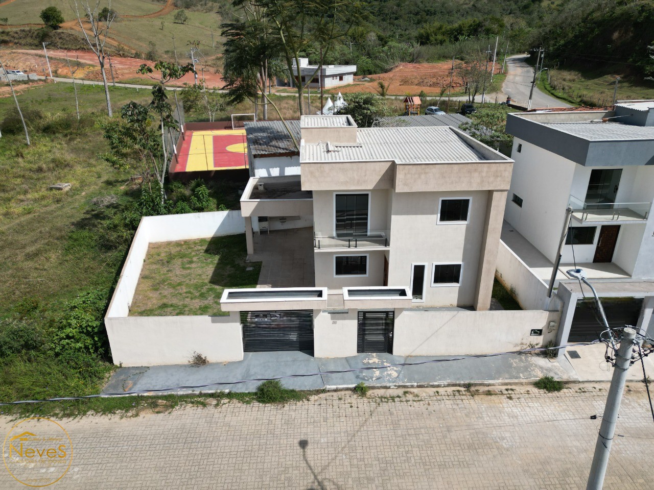 Casa à venda com 3 quartos, 260m² - Foto 1