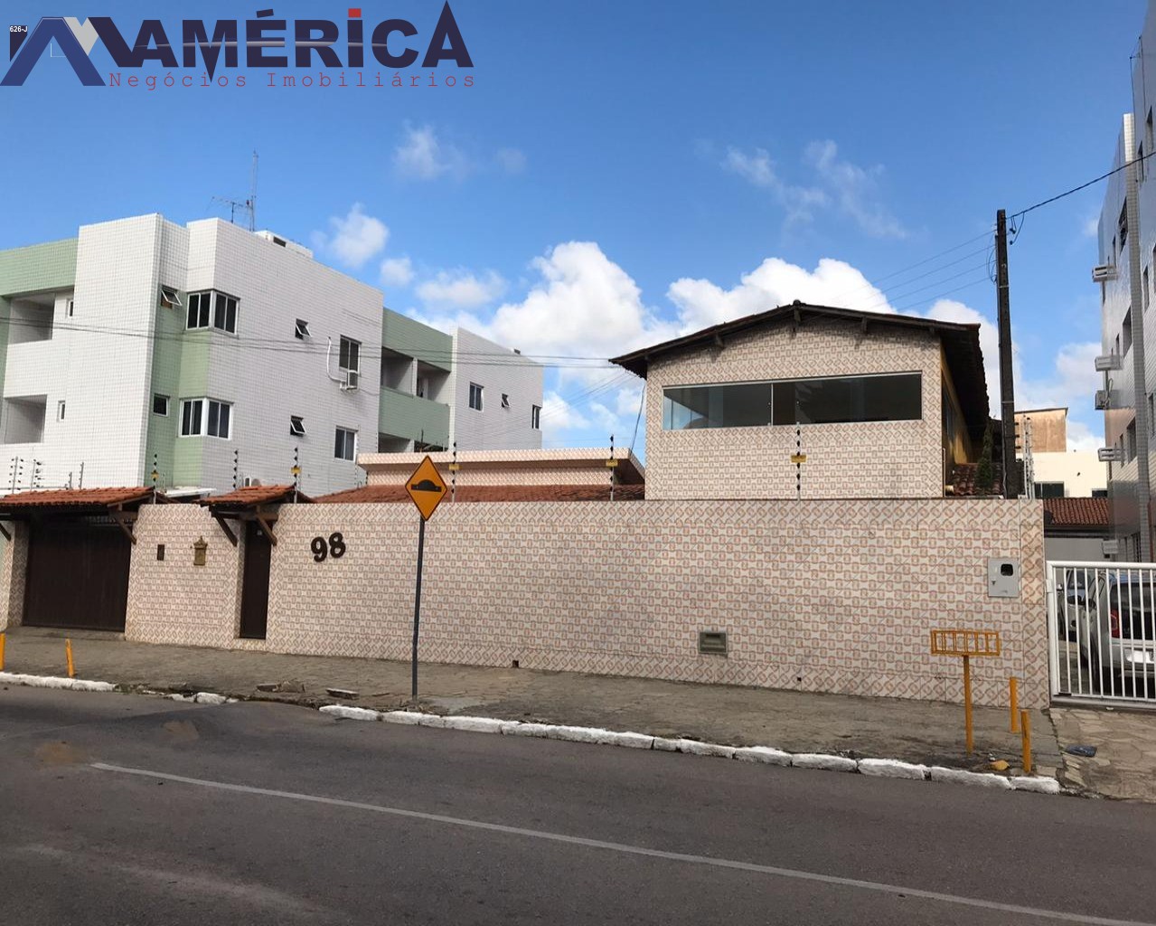 Casa à venda com 4 quartos, 600m² - Foto 1