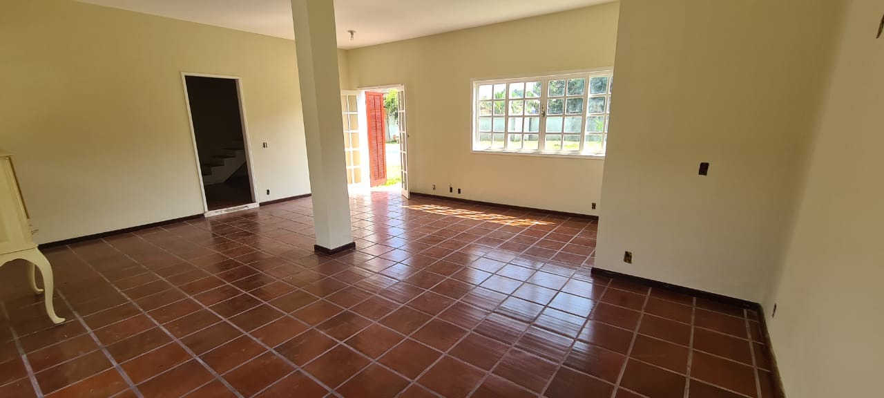 Casa à venda com 4 quartos, 210m² - Foto 1