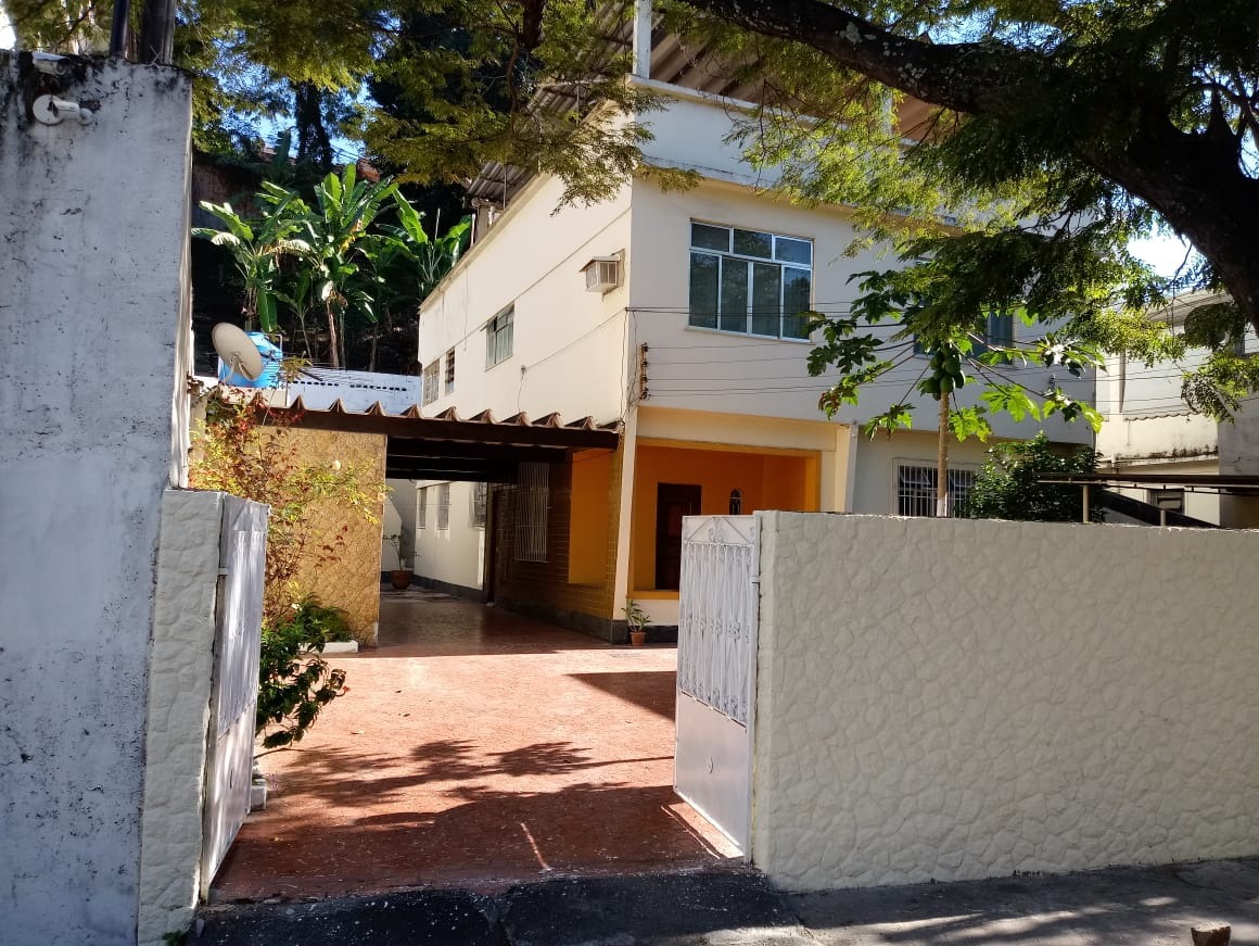 Casa à venda com 3 quartos, 250m² - Foto 1