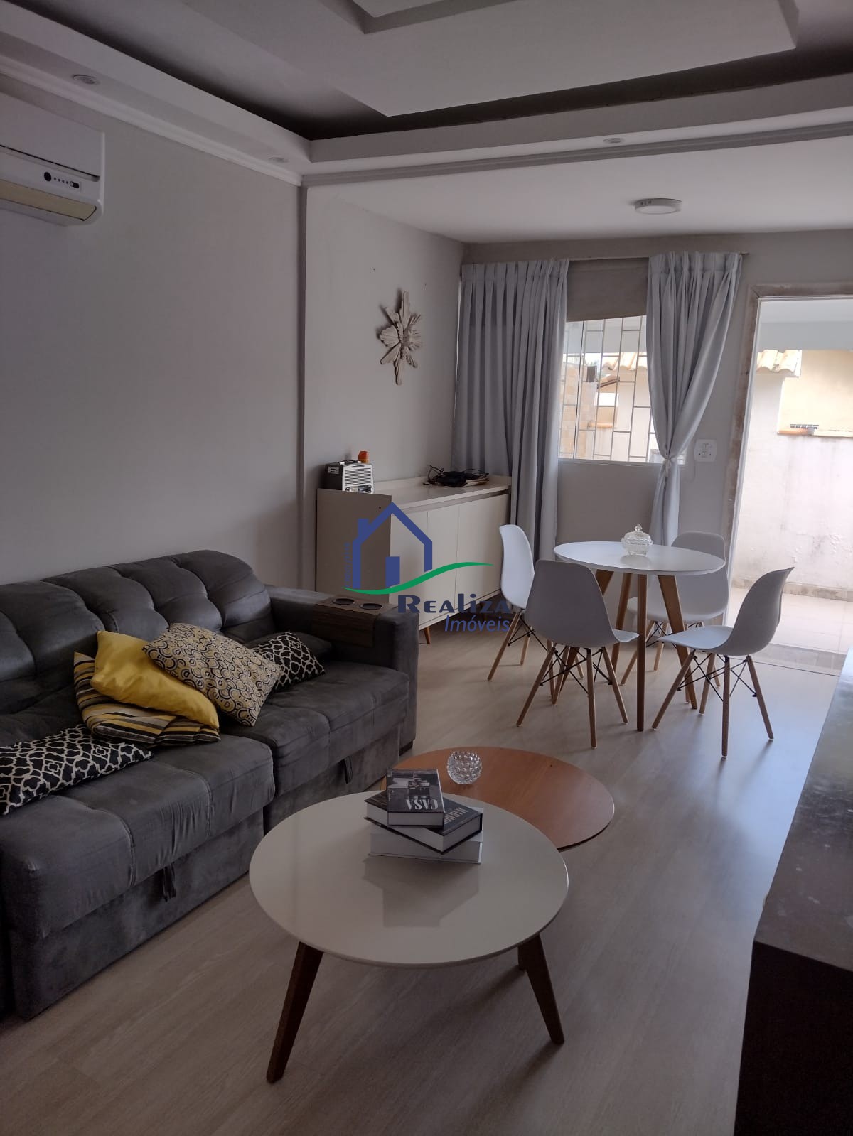 Casa à venda com 2 quartos, 70m² - Foto 1