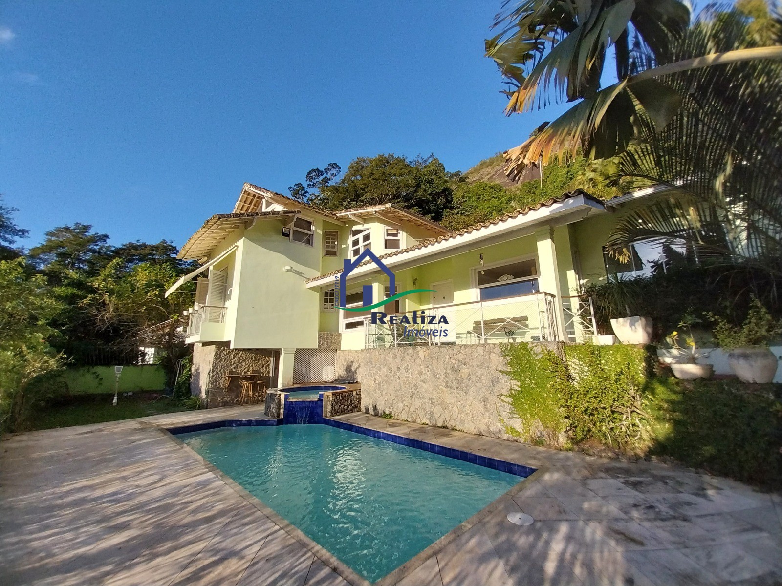 Casa à venda com 6 quartos, 300m² - Foto 1