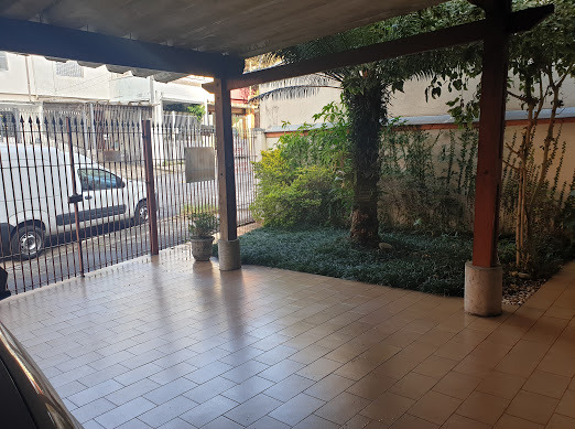 Casa à venda com 3 quartos, 200m² - Foto 1