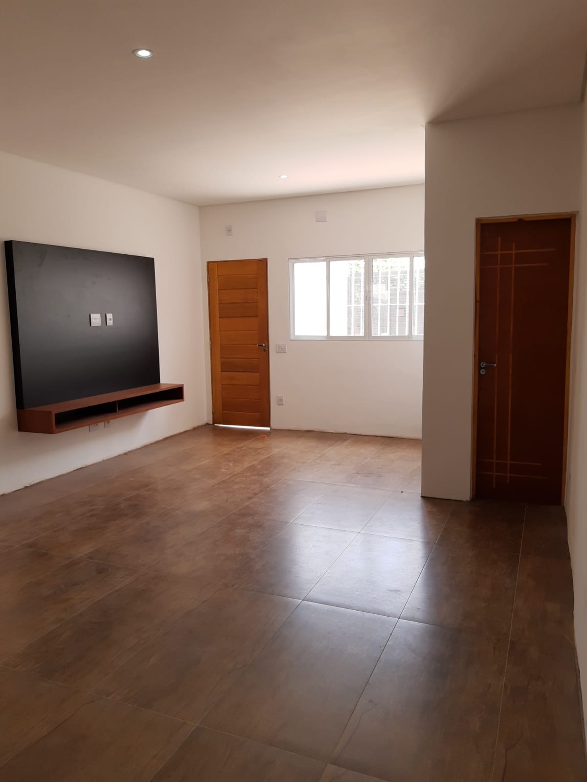 Casa à venda com 2 quartos, 120m² - Foto 1