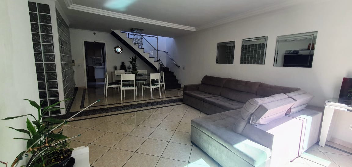 Casa à venda com 3 quartos, 230m² - Foto 1