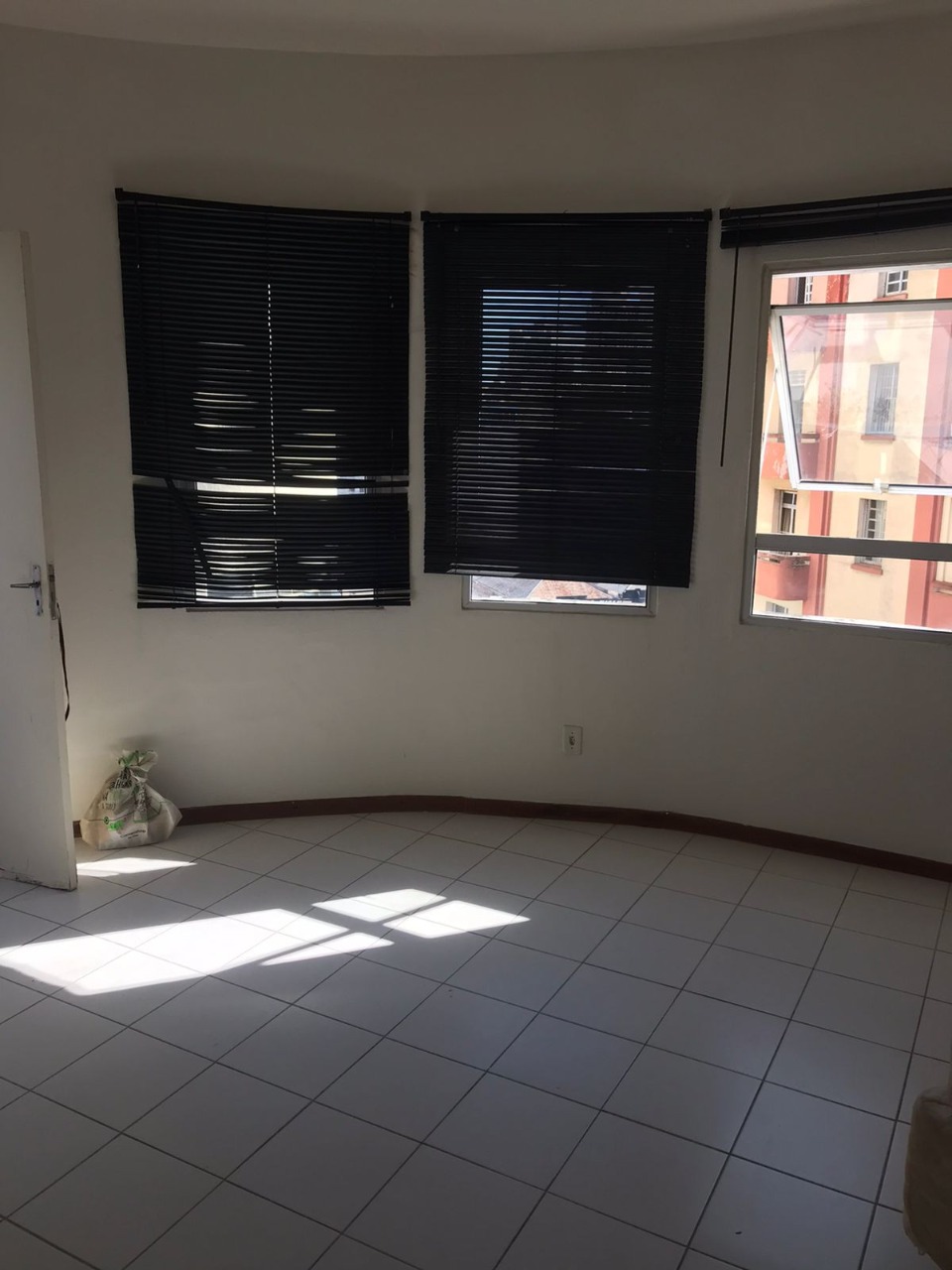 Apartamento à venda com 1 quarto, 27m² - Foto 2