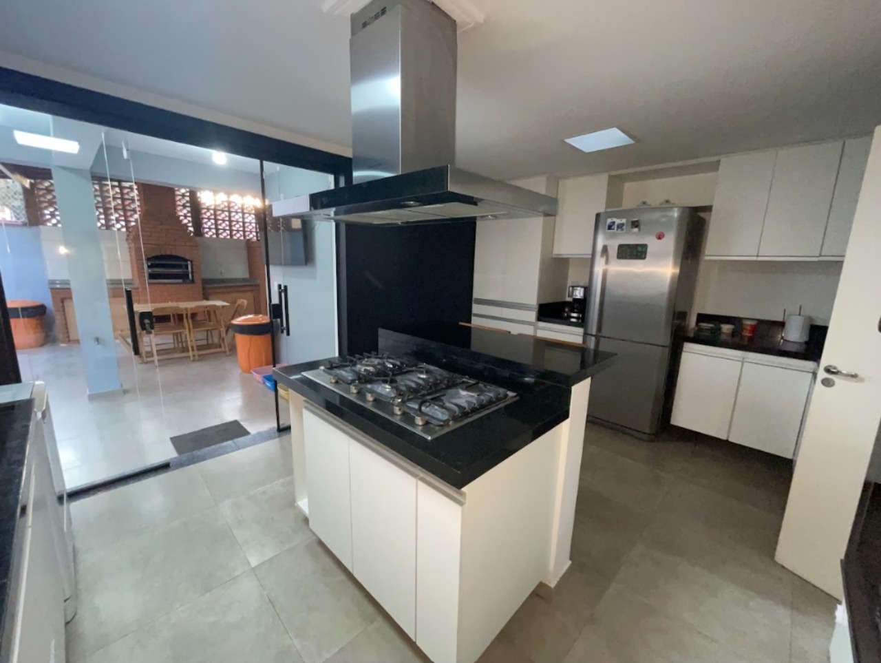 Casa à venda com 4 quartos, 280m² - Foto 1