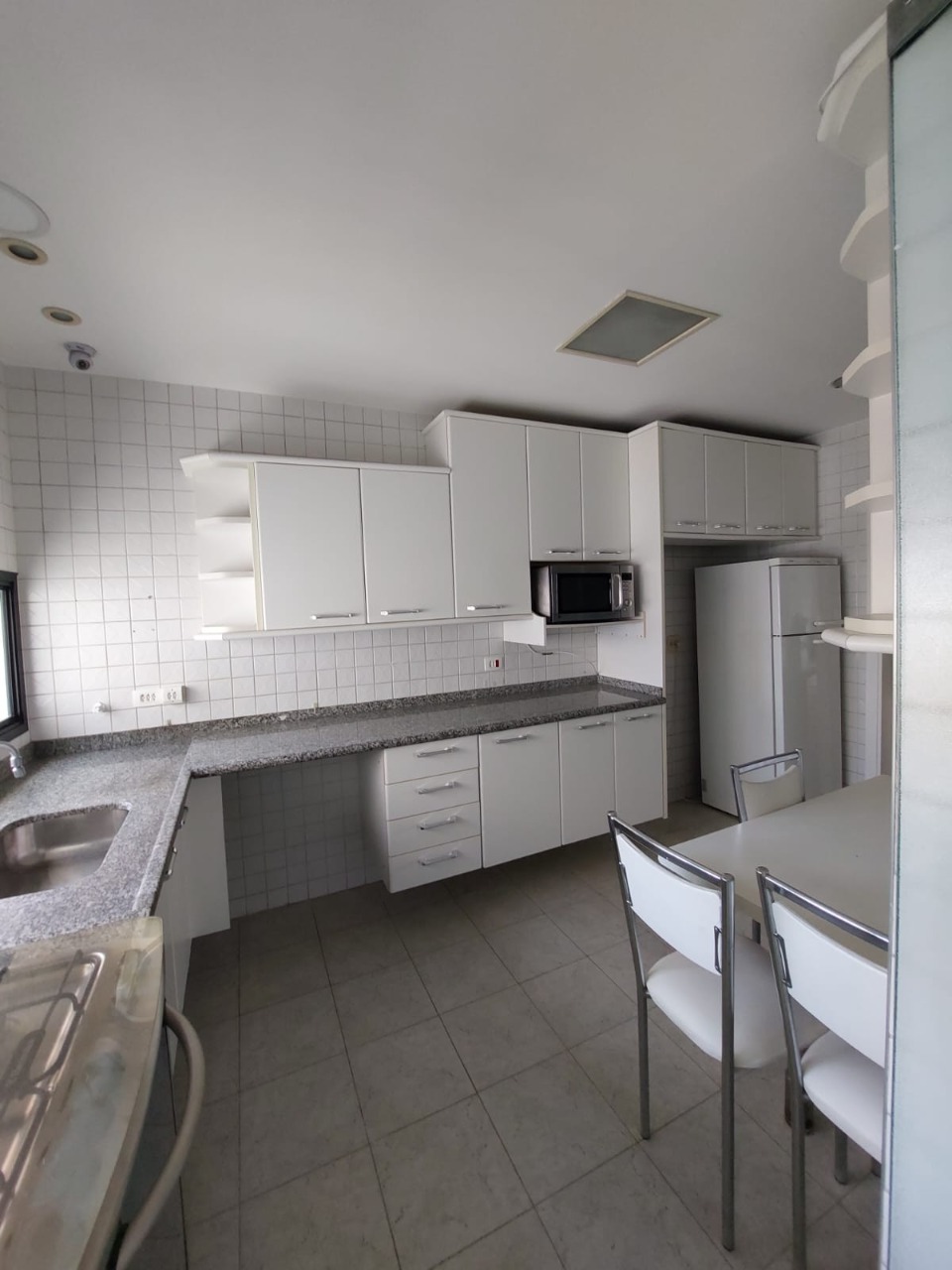 Apartamento à venda com 3 quartos, 130m² - Foto 2